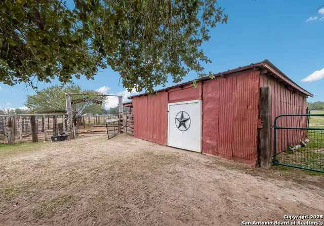461 Highway 173 S Devine, TX 78016